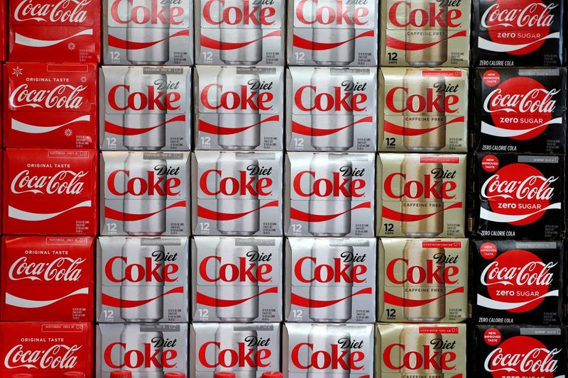 &copy; Reuters. 米コカ・コーラは１４日、北米でエナジードリンク「コカ・コーラ・エナジー」の販売を打ち切ると発表した。写真は、同社の製品群。2017年11月21日に米ロサンゼルス市内で撮影。（2021年　