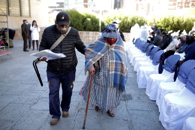 &copy; Reuters. People arrive to receive a dose of the Sputnik V (Gam-COVID-Vac) vaccine against the coronavirus disease (COVID-19) in La Paz, Bolivia April 27, 2021. REUTERS/Manuel Claure