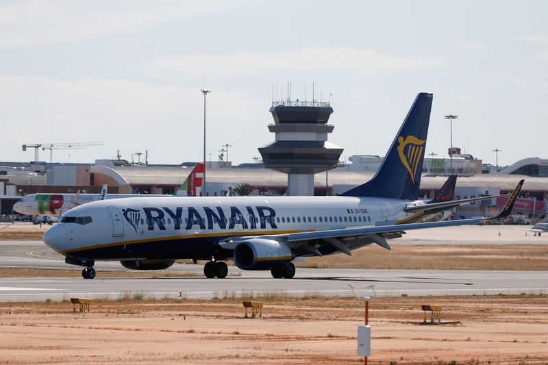 &copy; Reuters. A Ryanair flight from Manchester arrives at Faro Airport on the first day that Britons are allowed to enter Portugal without needing to quarantine, as coronavirus disease (COVID-19) restrictions continue to ease, in Faro, Portugal, May 17, 2021. REUTERS/P