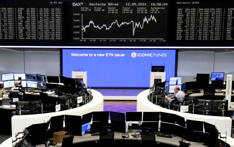 &copy; Reuters. FOTO DE ARCHIVO: El gráfico del índice de precios alemán DAX en el interior de la Bolsa de Fráncfort, Alemania, el 12 de mayo de 2021. REUTERS/Personal