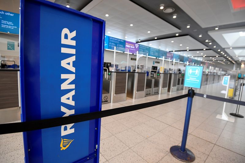 &copy; Reuters. Foto de archivo del logo de Ryanair en una zona de check-in en el Aeropuerto de Gatwick. 
Jul 10, 2020. REUTERS/Toby Melville