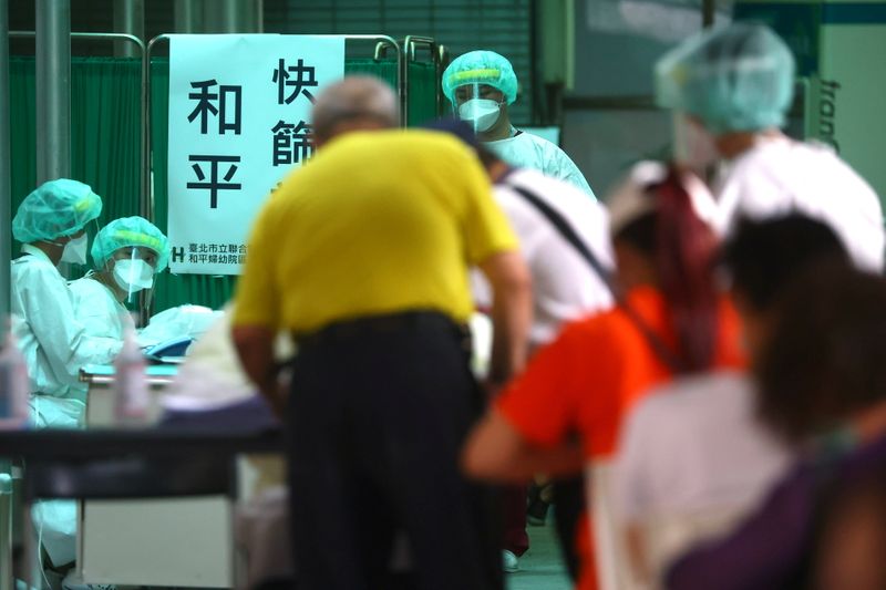 &copy; Reuters. Taïwan, l'un des pays qui avait été relativement épargné jusqu'ici par la pandémie mondiale, fait face à une flambée d'infections de coronavirus et s'efforce d'obtenir des vaccins. /Photo prise le 17 mai 2021/REUTERS/Ann Wang