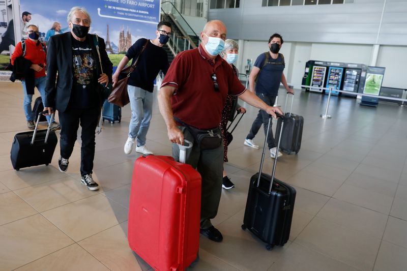 &copy; Reuters. Varias personas llegan al aeropuerto de Faro procedentes de Manchester en el primer día en que los ciudadanos británicos pueden acceder a territorio portugués sin necesidad de hacer cuarentena por la pandemia de COVID-19, en Faro, Portugal, el 17 de ma