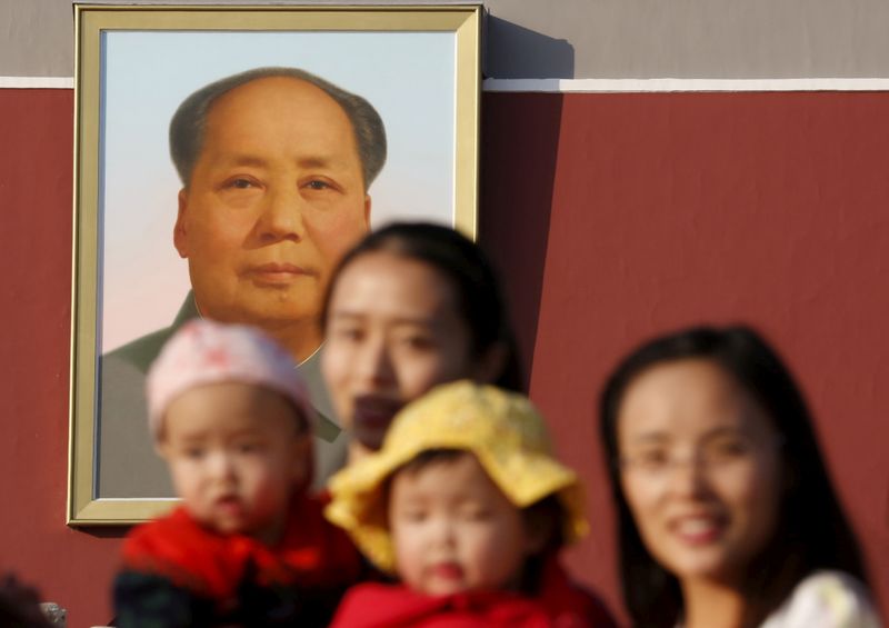 &copy; Reuters. FILE PHOTO: Two women and their babies pose for photographs in front of the giant portrait of late Chinese chairman Mao Zedong on the Tiananmen Gate in Beijing November 2, 2015.  REUTERS/Kim Kyung-Hoon