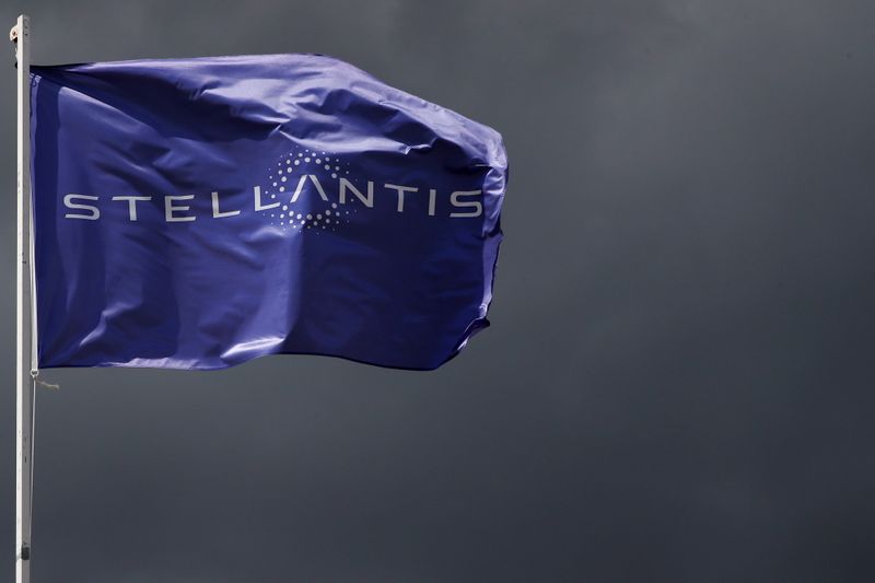 &copy; Reuters. Una bandiera con il logo di Stellantis a Saint-Quentin-en-Yvelines vicino a Parigi, Francia, 5 maggio 2021. REUTERS / Gonzalo Fuentes 
