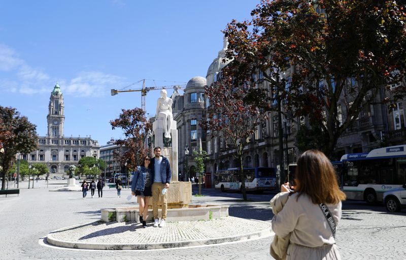 &copy; Reuters. Pessoas tiram foto em estátua no Porto, em Portugal
17/05/2021
REUTERS/Violeta Santos Moura