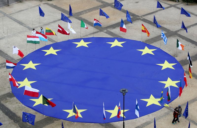 &copy; Reuters. Bandeira da União Europeia rodeada por bandeiras de países da região. 8/5/2021.  REUTERS/Yves Herman