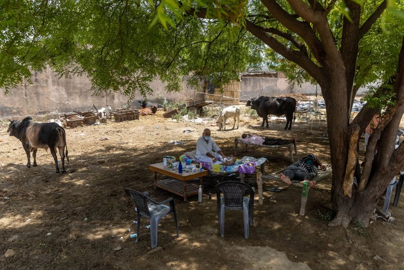 &copy; Reuters. Harveer Singh, 65, morador de Mewla Gopalgarh que está com Covid-19, distrito de Jewar, em Uttar Pradesh, Índia
16/5/2021 REUTERS/Danish Siddiqui