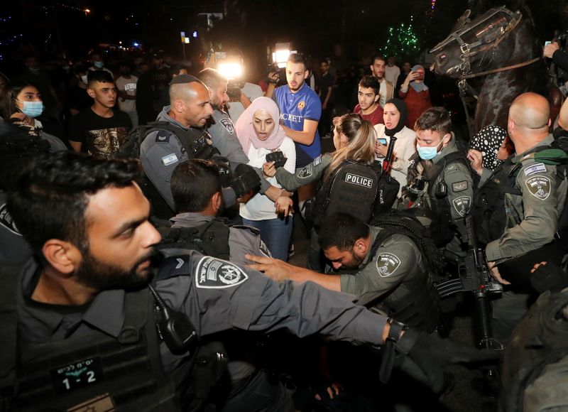 &copy; Reuters. مواجهات بين الشرطة الإسرائيلية وفلسطينيين في حي الشيخ جراح يوم 4 مايو أيار 2021. تصوير: عمار عوض - رويترز  