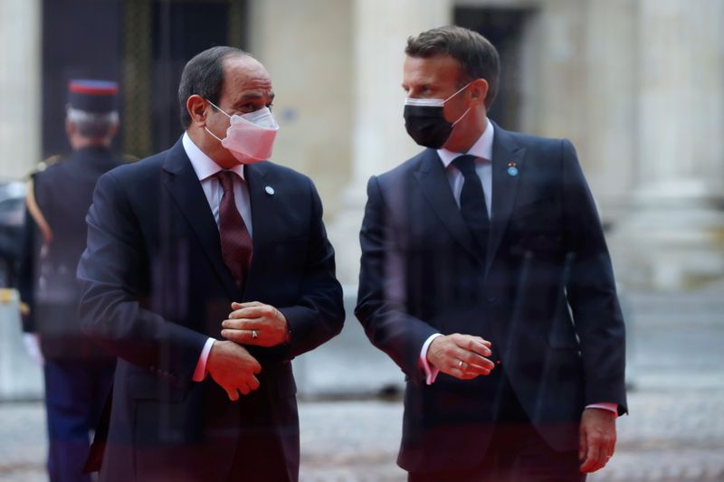 &copy; Reuters. الرئيس الفرنسي إيمانويل ماكرون (إلى اليمين) وبجواره الرئيس المصري عبد الفتاح السيسي في باريس يوم الاثنين. تصوير: سارة ميسونيه - رويترز.