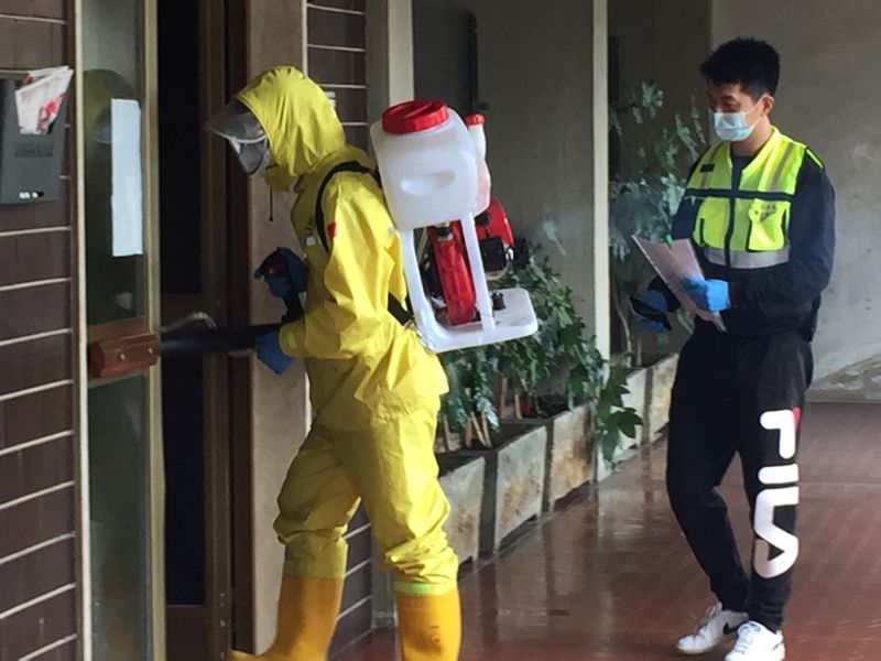 &copy; Reuters. Trabajadores de protección civil entran en la casa de un paciente que sufre la enfermedad del coronavirus (COVID-19) en el distrito chino de Prato, Italia, 14 de mayo de 2021. REUTERS/Silvia Ognibene