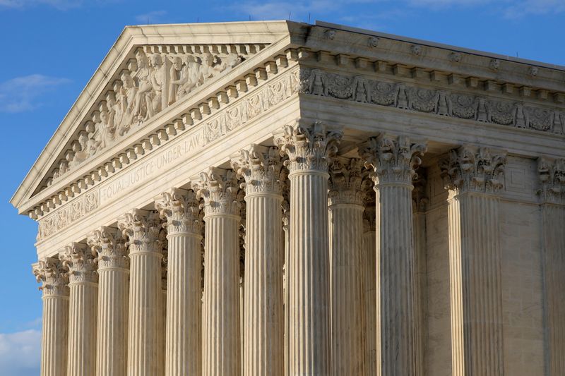 &copy; Reuters. FILE PHOTO: The United States Supreme Court Building's facade is seen in Washington, D.C., U.S., May 13, 2021. REUTERS/Andrew Kelly