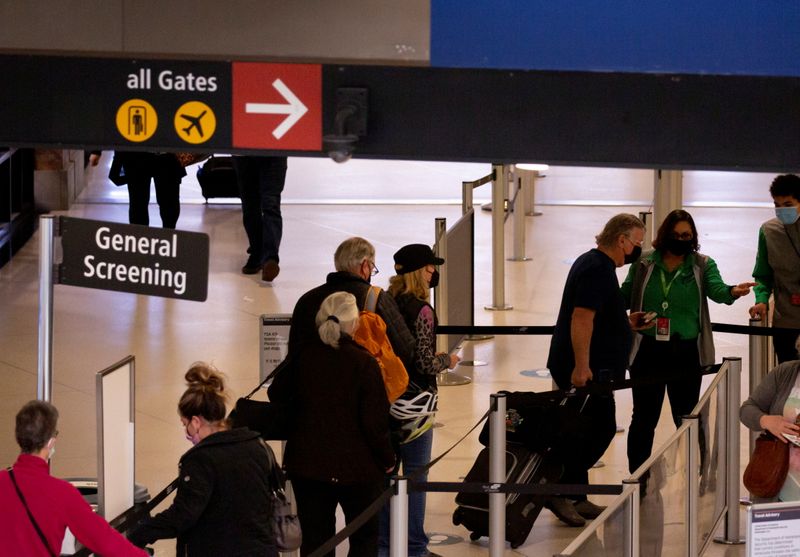 &copy; Reuters. 米運輸保安局（ＴＳＡ）は１７日、米国内の空港で１６日にセキュリティーチェックを受けた旅客者数が１８５万人だったと発表した。写真は４月２１日撮影（２０２１年　ロイター/Lindsey 
