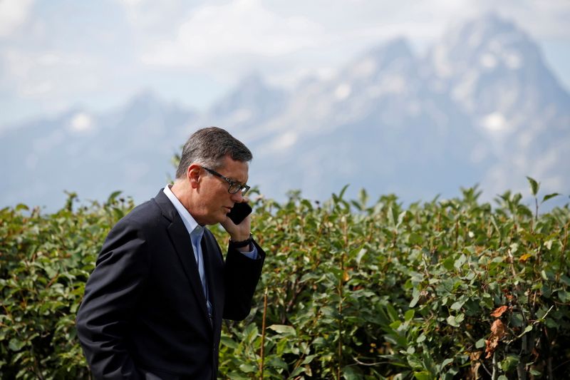 &copy; Reuters. Il vice presidente della Fed Richard Clarida al telefono durante una conferenza della Fed a Jackson Hole in Wyoming. 23 agosto 2019  REUTERS/Jonathan Crosby/File Photo