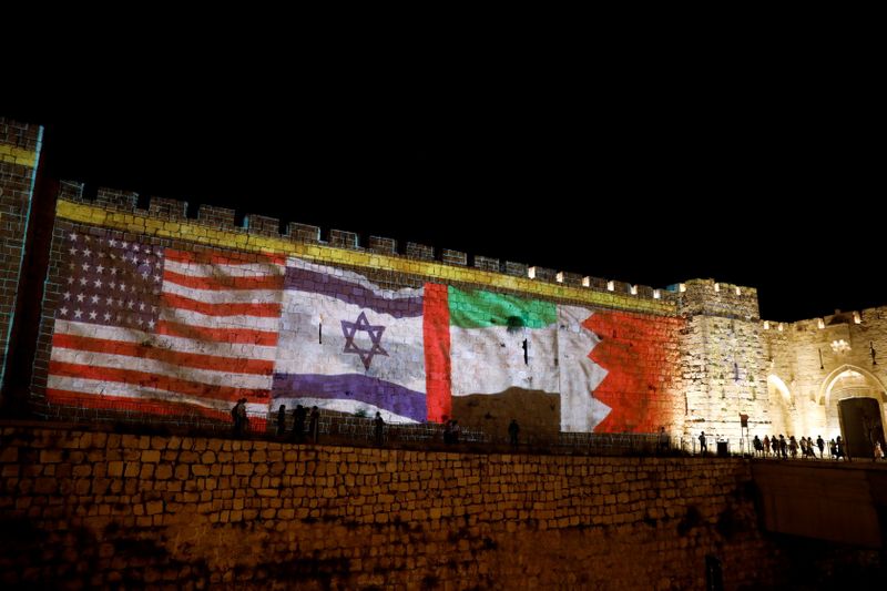 &copy; Reuters. أعلام الولايات المتحدة وإسرائيل والإمارات والبحرين معروضة على حائط بالقدس يوم 15 سبتمبر ايلول 2020. تصوير: رونن زفولن - رويترز. 