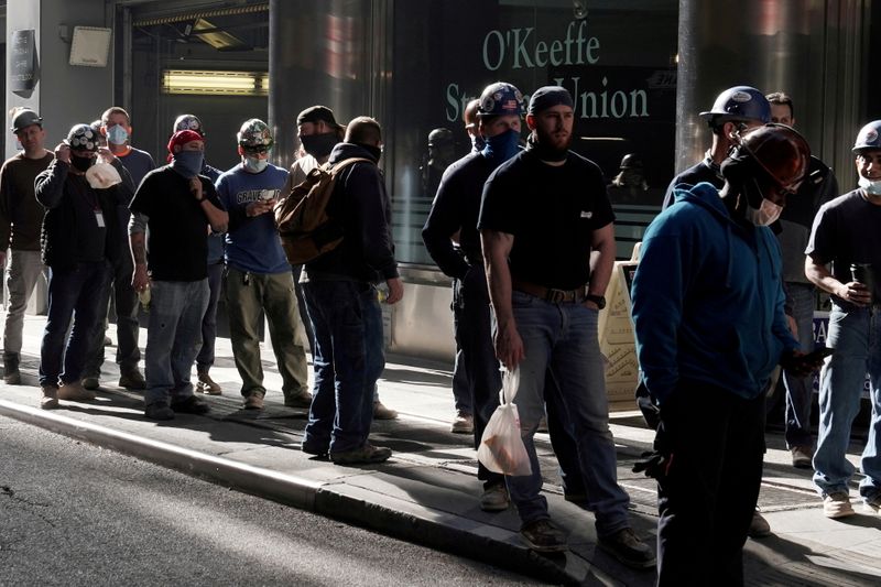 &copy; Reuters. Trabalhadores da construção civil aguardam em fila para testar a temperatura antes de voltar ao trabalho depois do almoço, em Nova York, EUA
10/11/2020
REUTERS/Carlo Allegri/File Photo