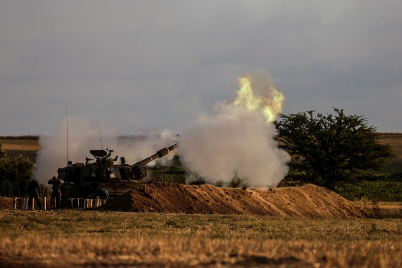 © Reuters. مدفعية إسرائيلية تطلق النار بالقرب من الحدود مع قطاع غزة يوم الاثنين. تصوير: عمير كوهين - رويترز.
