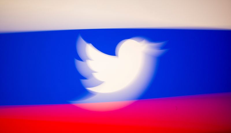 &copy; Reuters. IMAGEN DE ARCHIVO. El logo de Twitter y una bandera rusa son desplegados en esta ilustración tomada el 10 de marzo de 2021. REUTERS/Dado Ruvic/Illustration/