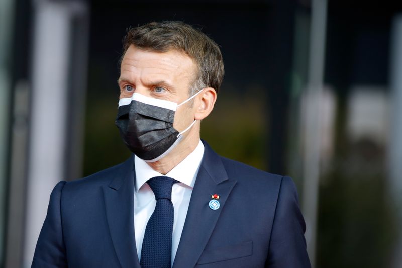 © Reuters. Emmanuel Macron s'est dit favorable, lundi, à l'annulation de la dette du Soudan envers la France, soit un montant de quelque 5 milliards de dollars (4,1 milliards d'euros). /Photo prise le 17 mai 2021/REUTERS/Sarah Meyssonnier