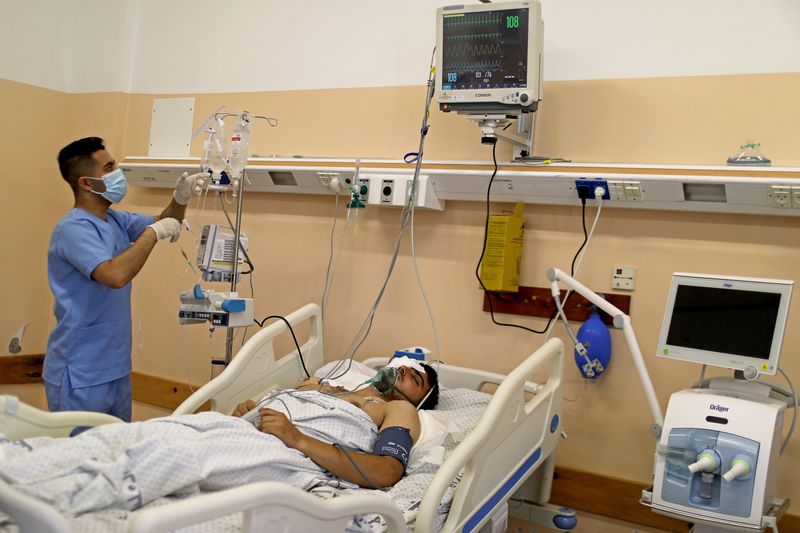 &copy; Reuters. جريح فلسطيني يرقد في مستشفى الشفاء في مدينة غزة في صورة يوم الاثنين. تصوير: محمد سالم - رويترز.
