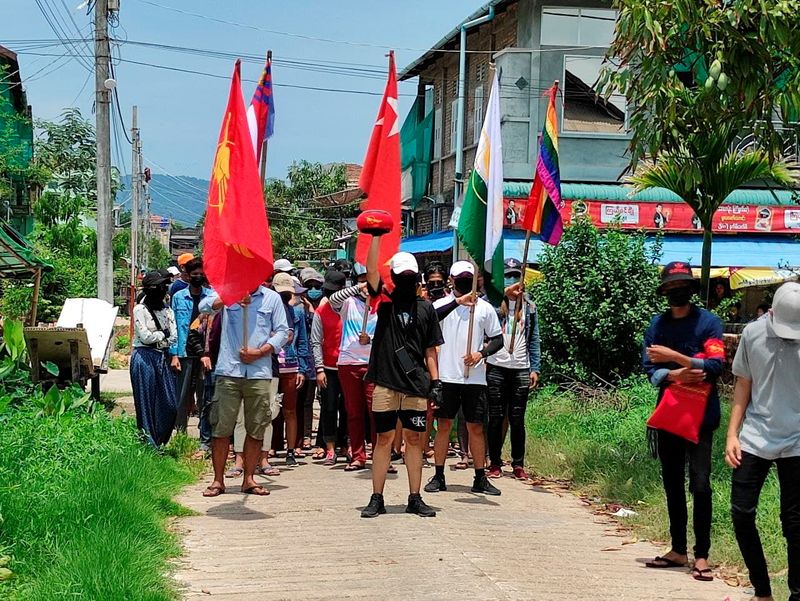 &copy; Reuters. FOTO DE ARQUIVO: Manifestantes carregam bandeiras enquanto marcham em protesto contra o golpe militar, em Dawei, Mianmar
27/04/2021 Cortesia de Dawei Watch/via REUTERS