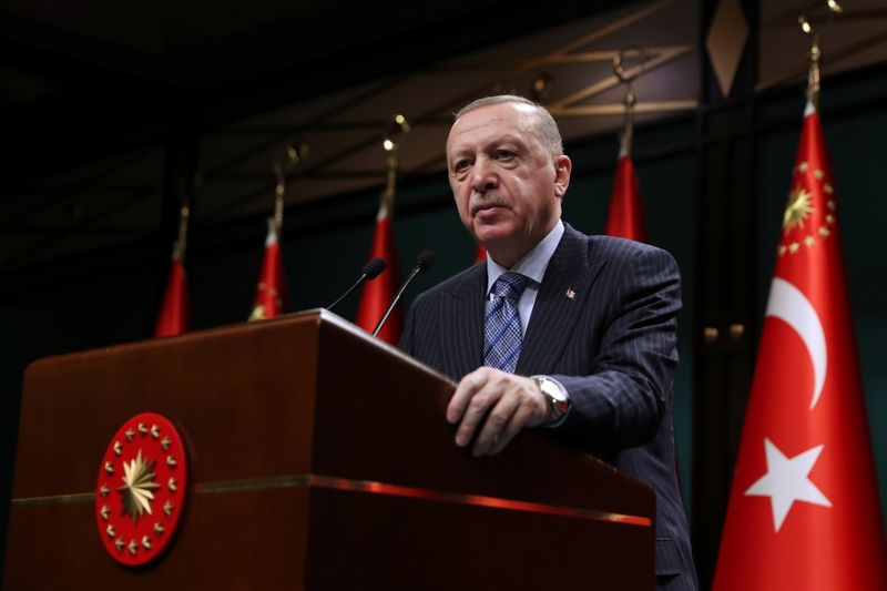 &copy; Reuters. Turkish President Tayyip Erdogan gives a statement after a cabinet meeting in Ankara, Turkey, May 17, 2021. Murat Cetinmuhurdar/PPO/Handout via REUTERS 