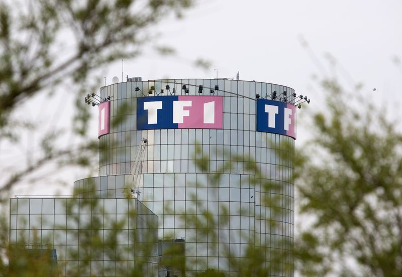 &copy; Reuters. Le groupes Bouygues et sa filiale TF1 s'apprêtent à annoncer le rachat de 30% des titres du groupe de médias M6 mis en vente par le groupe allemand Berteslmann. /Photo d'archives/REUTERS/Charles Platiau