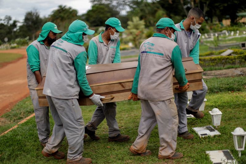 &copy; Reuters. Enterro de vítima da Covid-19 em Brasília (DF) 
29/04/2021
REUTERS/Ueslei Marcelino