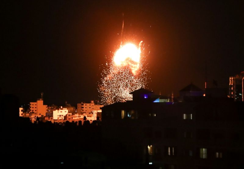 &copy; Reuters. ألسنة اللهب تتصاعد فوق مبنى بفعل ضربة جوية إسرائيلية في مدينة غزة يوم الاثنين. تصوير: محمد سالم - رويترز.
