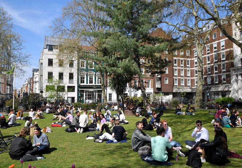 &copy; Reuters. FILE PHOTO: People relax in the sunshine, as lockdown restrictions are eased amidst the spread of the coronavirus disease (COVID-19) pandemic in Soho, London, Britain, April 24, 2021. REUTERS/Toby Melville