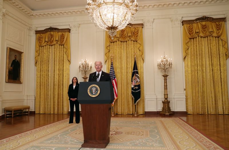 &copy; Reuters. الرئيس الأمريكي جو بايدن يتحدث في البيت الأبيض بواشنطن يوم الاثنين. تصوير: ليا ميليس - رويترز.