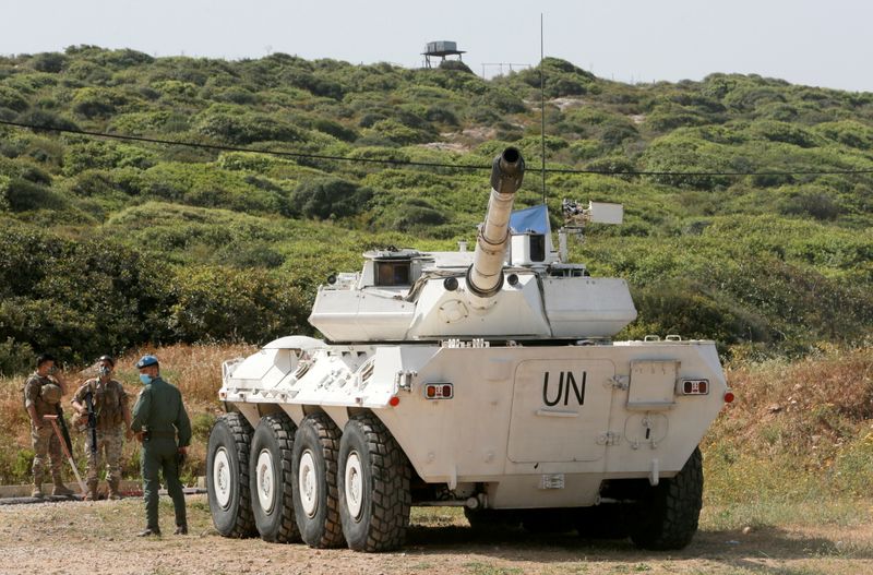 &copy; Reuters. أفراد من قوة الأمم المتحدة المؤقتة في لبنان (اليونيفيل) والجيش اللبناني يقفون بالقرب من عربة تابعة للأمم المتحدة في الناقورة بالقرب من الحد