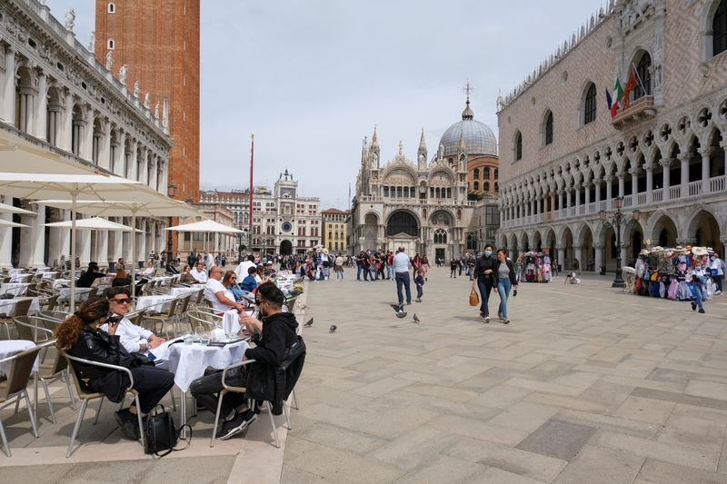 © Reuters.  ５月１７日、イタリア政府は新型コロナウイルス感染拡大抑制のための夜間外出禁止措置を緩和することを決めた。ベニスで１６日撮影（２０２１年　ロイター/Manuel Silvestri）