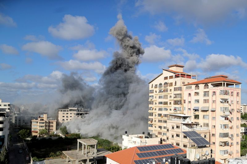 &copy; Reuters. 　５月１８日、米国や国際社会の呼びかけにもかかわらず、イスラエルとイスラム原理主義組織ハマスの戦闘は鎮静化する兆しがみられない。イスラエルの空爆を受けた建物、ガザで１７日