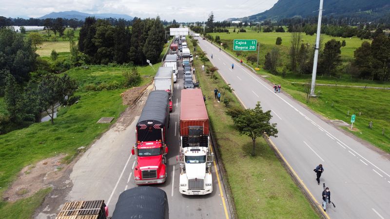 &copy; Reuters. Foto de archivo. Camiones bloquean una carretera durante una protesta contra el Gobierno del presidente Iván Duque en Zipaquirá, Colombia, 3 de mayo, 2021. Imagen tomada con un dron. REUTERS/Herbert Villarraga