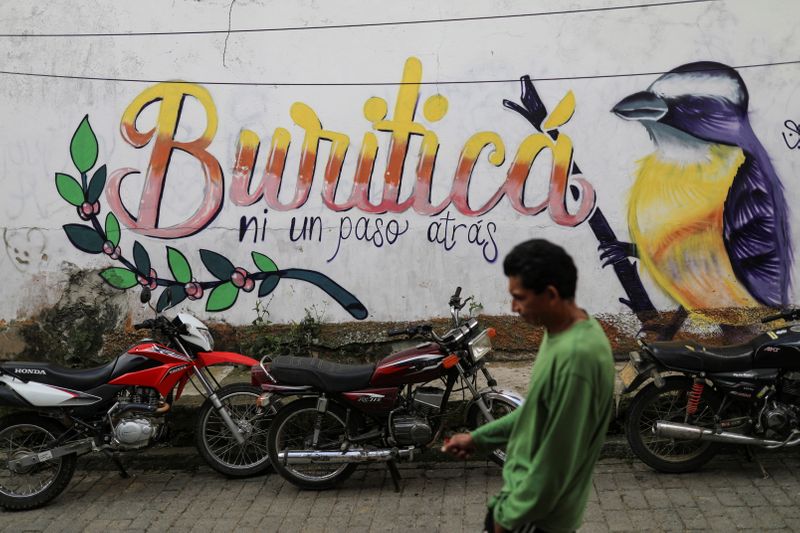 &copy; Reuters. A man walks in front of a mural in Buritica, Colombia April 20, 2021. REUTERS/Luisa Gonzalez