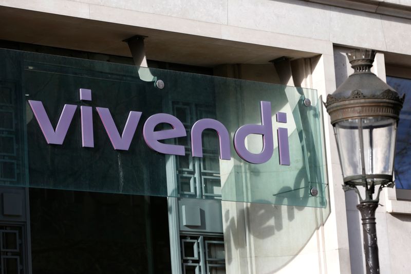 &copy; Reuters. Vivendi a annoncé mardi qu'il réfléchissait à une vente de 10% de ses actions Universal Music Group (UMG) à un investisseur américain ou au placement via une offre publique de 5% à 10% du capital de sa pépite, plus grand label musical du monde. /P
