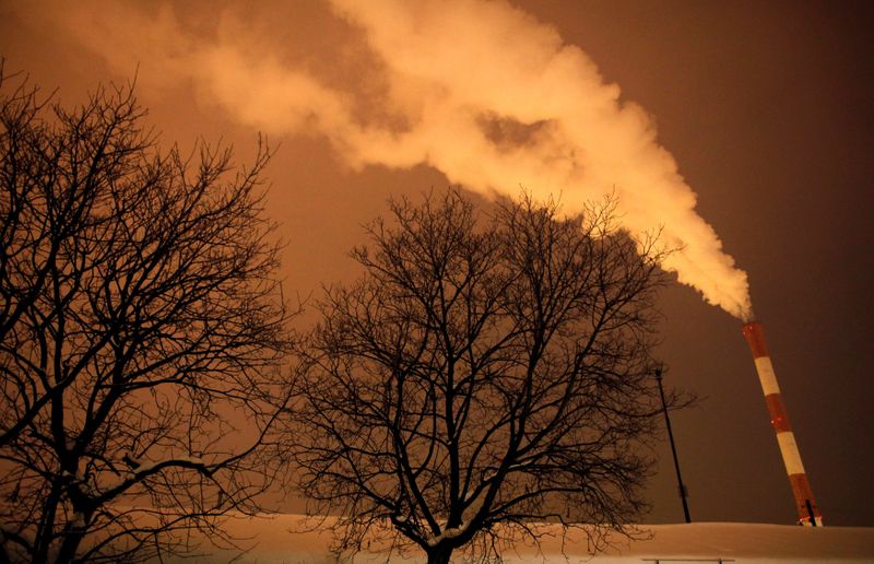 &copy; Reuters. FOTO DE ARCHIVO: Una columna de vapor y otras emisiones salen de una chimenea en Belgrado, Serbia, el 7 de febrero de 2012. REUTERS/Marko Djurica