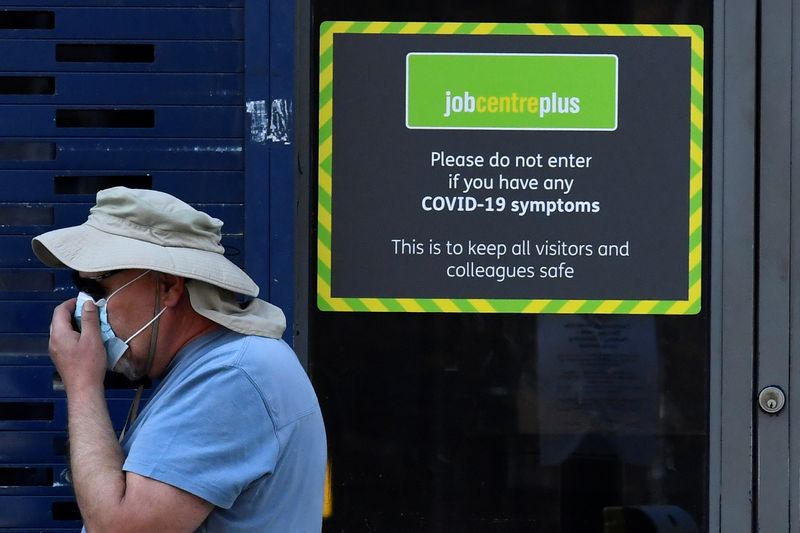 &copy; Reuters. 　５月１８日　英国立統計局（ＯＮＳ）が発表した１ー３月の失業率は４．８％と、再び予想外に改善した。写真はロンドン市内にある職業安定所。２０２０年８月撮影（２０２１年　ロイ