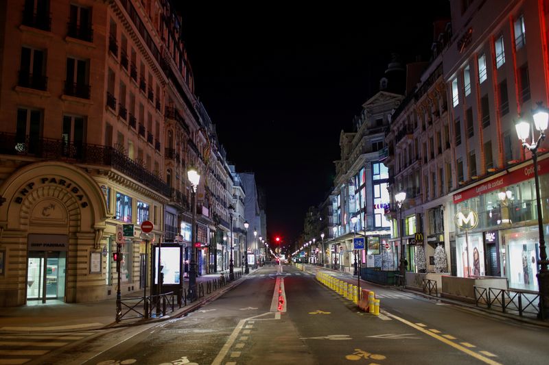 &copy; Reuters. FILE PHOTO: A view shows the deserted Rue de Rivoli in Paris during a nationwide curfew from 8 p.m. to 6 a.m. in France, December 15, 2020. REUTERS/Gonzalo Fuentes