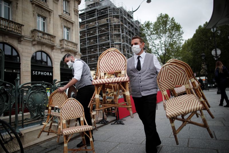 &copy; Reuters. La riapertura di un bar a Parigi. REUTERS/Benoit Tessier