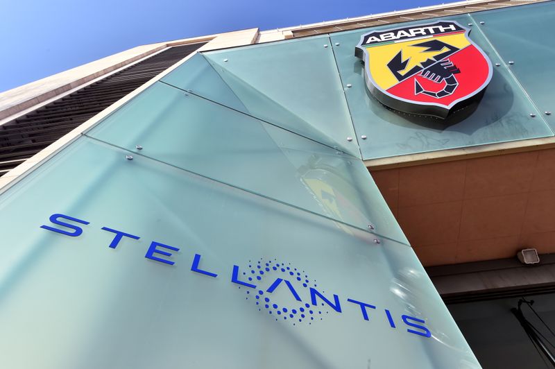 © Reuters. FILE PHOTO: The logo of Stellantis, the world's fourth-largest automaker, is seen at the main entrance of FCA Mirafiori plant in Turin, Italy, January 18, 2021. REUTERS/Massimo Pinca/File Photo