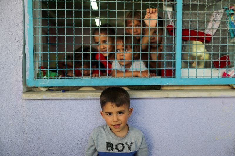 &copy; Reuters. طفل فلسطيني في مدرسة تديرها الأمم المتحدة في غزة بعدما غادر منزل عائلته نتيجة للغارات الإسرائيلية بصورة التقطت يوم الثلاثاء. تصوير: صهيب سا