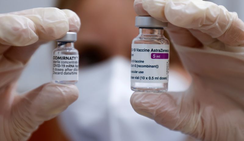 &copy; Reuters. جرعة من لقاح أسترا زينيكا المضاد لمرض كوفيد-19 (إلى اليمين) وأخرى من لقاح فايزر في صورة من أرشيف رويترز.