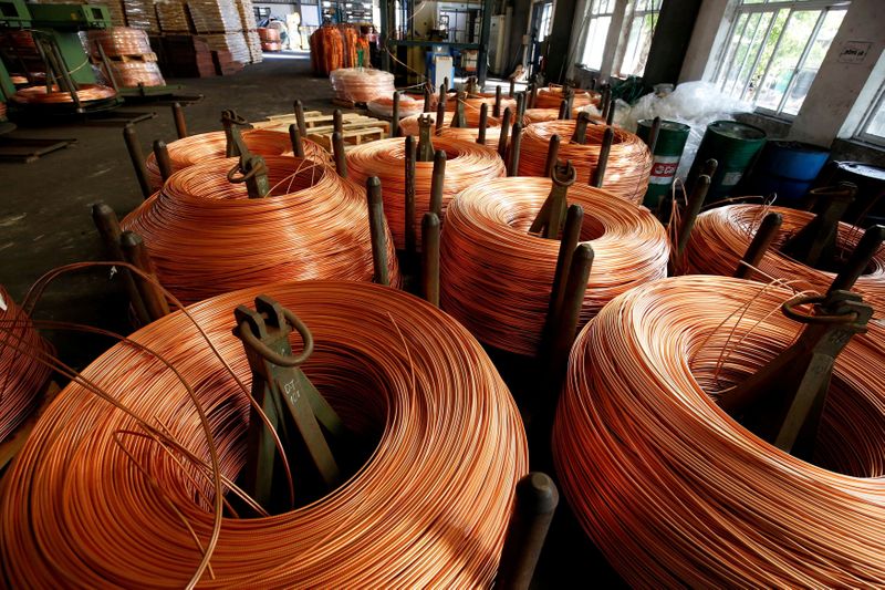 &copy; Reuters. Foto de archivo de cables de cobre en una planta en Truong Phu, en la provincia de Hai Duong, en Vietnam