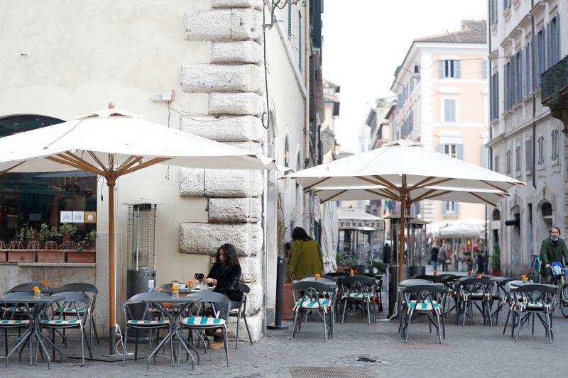 &copy; Reuters. Un café en Campo de&apos; Fiori después de que las restricciones por coronavirus (COVID-19) se relajaran en la región del Lacio