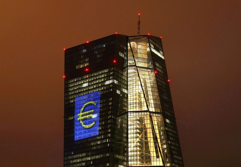 &copy; Reuters. La sede del Banco Central Europeo (BCE) se ilumina con un cartel gigante de euros al inicio del evento "Luminale, luz y edificio" en Fráncfort, Alemania, 12 de marzo de 2016. EUTERS/Kai Pfaffenbach