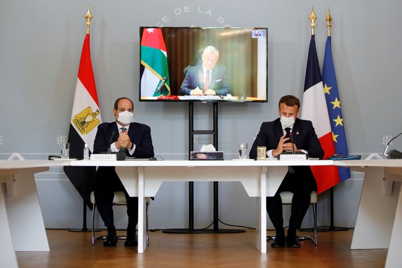 &copy; Reuters. الرئيس المصري عبد الفتاح السيسي (إلى اليسار) ونظيره الفرنسي إيمانويل ماكرون خلال اجتماع في باريس يوم الثلاثاء. صورة حصلت عليها رويترز من ممث