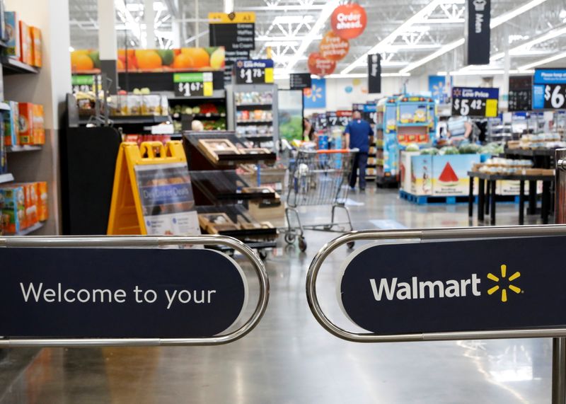 &copy; Reuters. Walmart à suivre mardi à Wall Street. Le numéro un mondial de la grande distribution a relevé mardi sa prévision de bénéfice annuel et publié des ventes trimestrielles à données comparables supérieures aux attentes. Le titre gagne 2,2% dans les