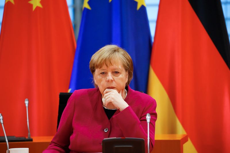 &copy; Reuters. المستشارة الألمانية أنجيلا ميركل خلال اجتماع في برلين يوم 28 أبريل نيسان 2021. صورة حصلت عليها رويترز من ممثل لوكالات الأنباء.